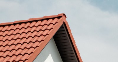 Dach dwuspadowy czy czterospadowy - analiza kosztów i funkcjonalności